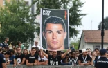 Des supporters de la Juventus lors de l'arrivée de leur recrue star Cristiano Ronaldo, au centre médical du club, le 16 juillet 2018 à Turin
