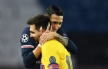 Accolade entre l'ailier argentin du PSG Angel Di Maria et son compatriote Leo Messi à l'issue de leur match au Parc des Princes, le 10 mars 2021 