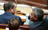 Le Premier ministre Sébastien Lecornu (g) et le ministre de la Justice Gérald Darmanin lors des questions au gouvernement à l'Assemblée nationale, le 23 juin 2026 à Paris