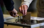 Un homme vote à Paris pour le deuxième des élections municipales le 28 juin 2020