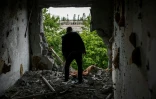 Homme dans les décombres de son appartement, dans le district de Saltivka au nord de Kharkiv en Ukraine, le 15 mai 2022