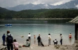 Des touristes sur une berge du lac Eibsee, près de Garmisch-Partenkirchen, dans le sud de l'Allemagne, le 22 août 2025 