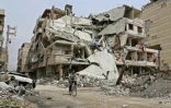Un homme circule à vélo dans une rue dévastée de Hazeh, ville de la Ghouta orientale, près de Damas, le 28 mars 2018.