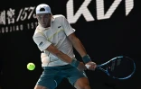 Le joueur de tennis français Arthur Cazaux renvoie la balle lors de sa défaite contre le Polonais Hubert Hurkacz en huitièmes de finale de l'Open d'Australie à Melbourne le 22 janvier 2024 