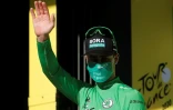 Le sprinteur de l'équipe Bora Peter Sagan endosse le maillot vert sur le podium de la 7e étape du Tour de France à Lavaur, le 4 septembre 2020