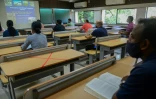 Des étudiants suivent un cours à l'Indian Institute of Technology (IIT) de Bombay, le 6 décembre 2021