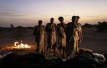 Des membres du Groupement nomade de la Garde nationale prient après avoir dressé leur campement pour la nuit à la périphérie de Oualata (Mauritanie), le 6 avril 2025