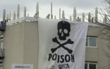L'une des banderoles déployées le samedi 2 mars 2024 par des militants entrés dans le site du groupe d'industrie chimique Arkema à Pierre-Bénite (Rhône) pour dénoncer la pollution aux perfluorés