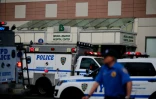 Des véhicules de police devant le Lebanon Hospital le 30 juin 2017 à New York, où un homme a ouvert le feu