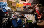 Des tables et chaises empilées pour former une barricade à l'intérieur de l'université polytechnique de Hong Kong, le 21 novembre 2019