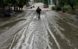 De la boue dans une rue de Kherson, le 12 juin 2023, après la rupture du barrage de Kakhovka, en Ukraine
