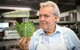 Le chef Alain Passard pose dans son restaurant l'Arpège à Paris où il sert désormais une cuisine exclusivement végétale, le 22 juillet 2025