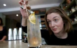 La gérante du pub The Virgin Mary, Anna Walsh, prépare un cocktail sans alcool, le 16 mai 2019 à Dublin