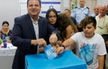 Ayman Odeh, chef de la "Liste unie" des partis arabes israéliens, vote aux législatives le 17 septembre 2019 à Haïfa, dans le nord d'Israël