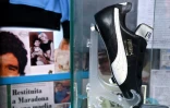 Une chaussure de Maradona et des photos souvenirs au "musée" Maradona de Massimo Vignati à Naples, le 20 novembre 2019