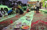 Des Soudanais bloqués, en Arabie saoudite, se retrouvent pour l'iftar collectif, le repas de rupture de jeûne du ramadan, le 27 mars 2024 à Ryad 