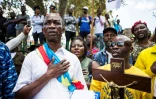 Des manifestants chantent l'hymne de la République démocratique du Congo lors d'une marche contre le maintien au pouvoir du président Joseph Kabila, le 18 janvier 2018 à Johannesburg, en Afrique du Sud