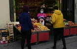 Un magasins de fruits à Madrid le 30 avril 2020