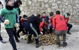 Des jeunes se préparent à jeter des navets à Piornal, en Espagne, le 19 janvier 2017 
