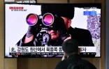 Un homme regarde un écran de télévision diffusant des images du dirigeant nord-coréen Kim Jong Un, le 29 mars 2020 dans une gare de Séoul, en Corée du Sud