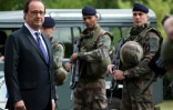 Le président François Hollande lors d'une visite aux militaires de l'opération antiterroriste Sentinelle le 25 juillet 2016 à Vincennes