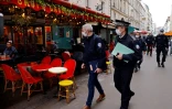 Des policiers patrouillant pour faire respecter les mesures sanitaires dans une rue de restaurants à Paris le 6 octobre 2020