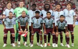 Les joueurs d'Aston Villa posent pour une photo d'équipe avant un match amical contre le Bayern Munich, à Hong Kong, le 7 août 2026
