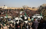Une foule de Palestiniens se rassemblent autour de combattants du Hamas et du Jihad islamique s'apprêtant à remettre des otages israéliens et thaïlandais à la Croix-Rouge internationale à Khan Younès dans le sud de Gaza, le 30 janvier 2025
