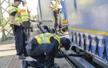 Des policiers à al recherche de clandestins sous un train de la gare de Raubling en Allemagne, le 24 août 2017