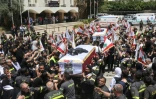 Les funérailles de deux membres de la protection civile tués lors de frappes aériennes israéliennes à Nabatieh la veille, le 13 mai 2026 à Saïda, dans le sud du Liban