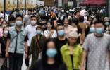 Des piétons masqués dans une rue de Wuhan, le 27 septembre 2020