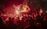 Des supporters sénégalais brandissent le 18 janvier 2026 à Dakar un drapeau du pays en célébrant la victoire de l'équipe de football sénégalaise face au Maroc en finale de  CAN-2025, le 18 janvier 2026 à Dakar 