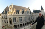 Philippe Villeneuve architecte en chef des Monuments historiques devant l'hôtel de ville restauré de La Rochelle, le 18 novembre 2019