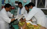 Des médecins soignant un blessé dans le fief rebelle de Saada, nord du Yémen, le 20 novembre 2018 après un raid aérien