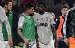 L'attaquant de la Juventus Moise Kean reconforté par son coéquipier Joao Cancelo, après avoir été victime d'insultes racistes à Cagliari, le 2 avril 2019