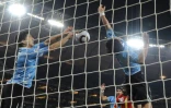 Luis Suarez stoppe le ballon sur la ligne, contre le Ghana à la manière d'un gardien de but, lors du Mondial à Johannesburg, le 2 juillet 2010 