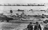 Les troupes alliées débarquent sur une plage de Normandie, le 6 juin 1944