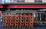 Des chaises empilées à la terrasse d'un retaurant fermé, l e 15 mars 2021 à Paris