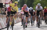 Marianne Vos, maillot jaune du Tour de France, triomphe   à Rosheim, au b out de la 6e étape, le 29 juillet 2022 