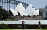 Des habitants de Sydney font du jogging le long de la baie de la ville la plus importante d'Australie le 13 septembre 2021