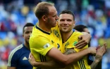 Le défenseur et capitaine de la Suède, Andreas Granqvist (à g.) et l'attaquant Marcus Berg, face à la Corée-du-Sud, à Nijni Novgorod le 18 juin 2018 pour le Mondial