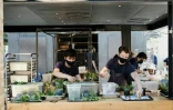 Le personnel du restaurant danois le Noma travaille dans la cuisine, le 31 mai 2021 Ă Copenhague