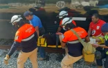 Des membres de la protection civile portent secours à une passagère d'un train accidenté à Nizanda dans l'Etat d'Oaxaca au Mexique, le 28 décembre 2025