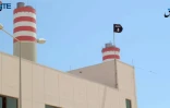 Capture d'écran d'une vidéo, diffusée par Aamaq News Agency et fournie par le site américain de surveillance SITE le 9 juin 2015, montrant le drapeau du groupe Etat islamique sur une centrale électrique à Syrte, en Libye