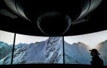 Un visiteur du nouveau musée "007 Elements" à Sölden, en Autriche, le 11 juillet 2018