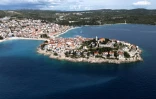 Vue aérienne des plages artificielles le long de la côte à Primosten, le 9 mai 2025 en Croatie