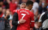 L'entraîneur norvégien de Manchester United, Ole Gunnar Solskjaer, félicite l'attaquant portugais Cristiano Ronaldo, auteur d'un doublé, lors de la victoire, 4-1 face à Newcastle, comptant pour la 4e journée de Premier League, le 11 septembre 2021 au Stade d'Old Trafford