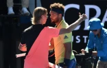 Jo-Wilfried Tsonga (d) et le Canadien Denis Shapovalov se serrent la main à l'issue du match remporté par le Français, le 17 janvier 2018 à l'Open d'Australie, à Melbourne