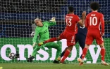 L?attaquant camerounais du Bayern Munich, Eric Maxim Choup-Moting, ouvre le score face au Paris Saint-Germain, lors du quart de finale retour de la Ligue des Champions, le 13 avril 2021 au Parc des Princes