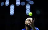 Le Français Jo-Wilfried Tsonga sert contre le Serbe Filip Krajinovic, lors de la confrontation France-Serbie en Coupe Davis, le 21 novembre 2019, à Madrid